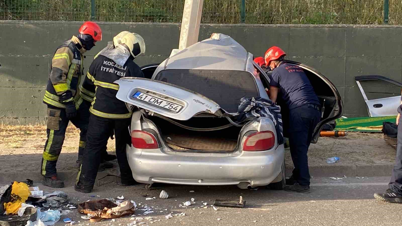 Aydınlatma direğine çarpan otomobil ortadan yamuldu: 1 ölü, 1 yaralı
