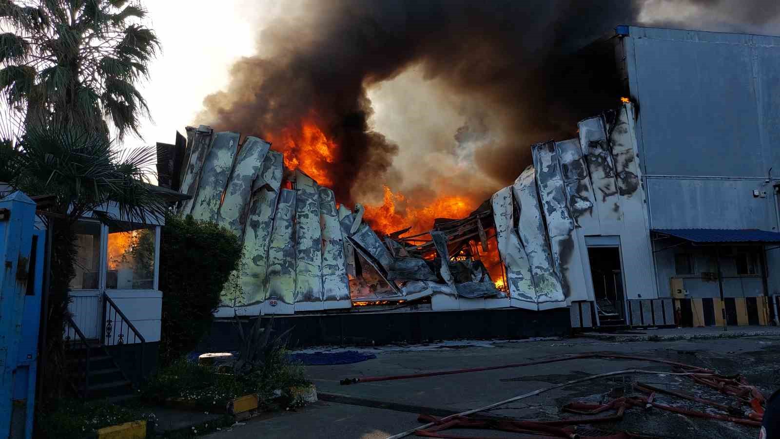 Samsun’da bebek bezi fabrikası alev alev yanıyor
