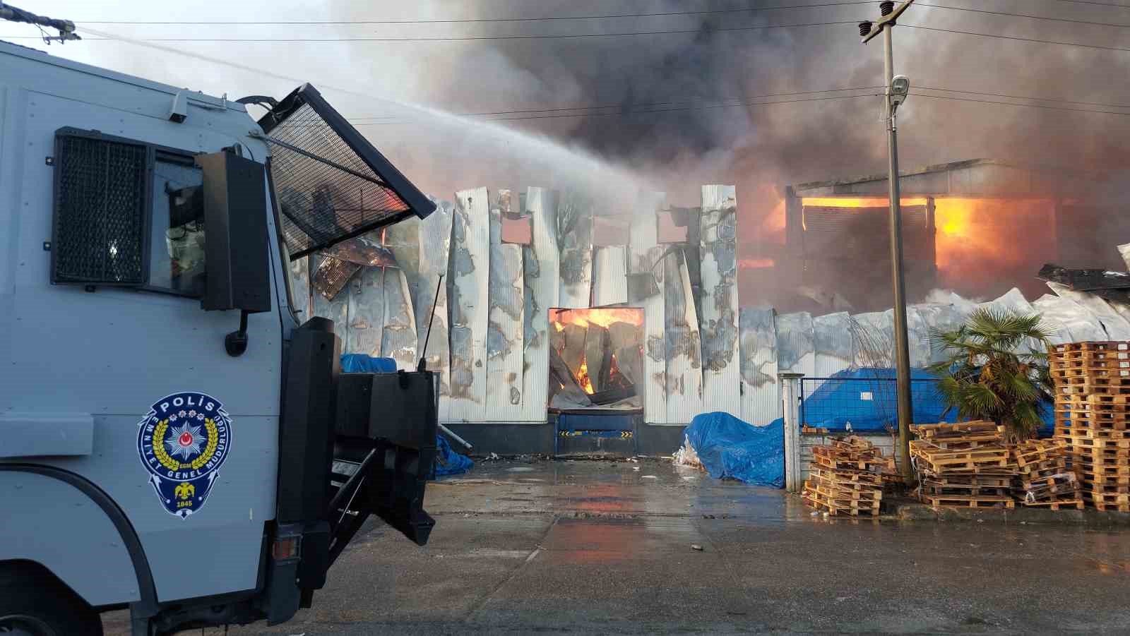 Samsun’da bebek bezi fabrikası alev alev yanıyor
