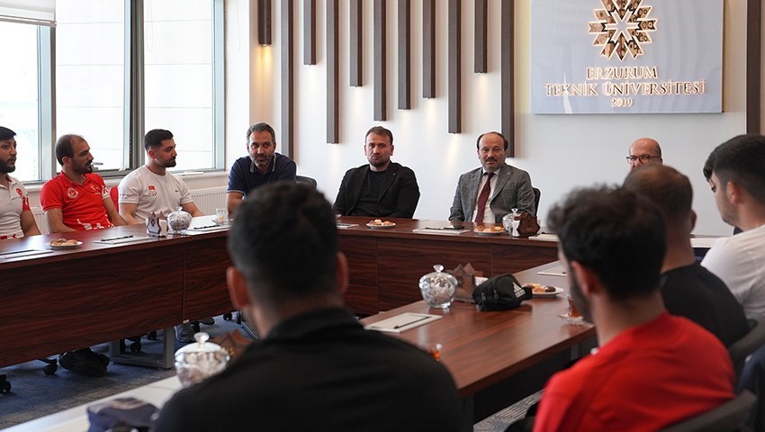 Erzurum Teknik Üniversitesi şampiyon sporcularına Rektör Çakmak’tan teşekkür takdimi
