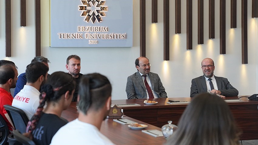 Erzurum Teknik Üniversitesi şampiyon sporcularına Rektör Çakmak’tan teşekkür takdimi
