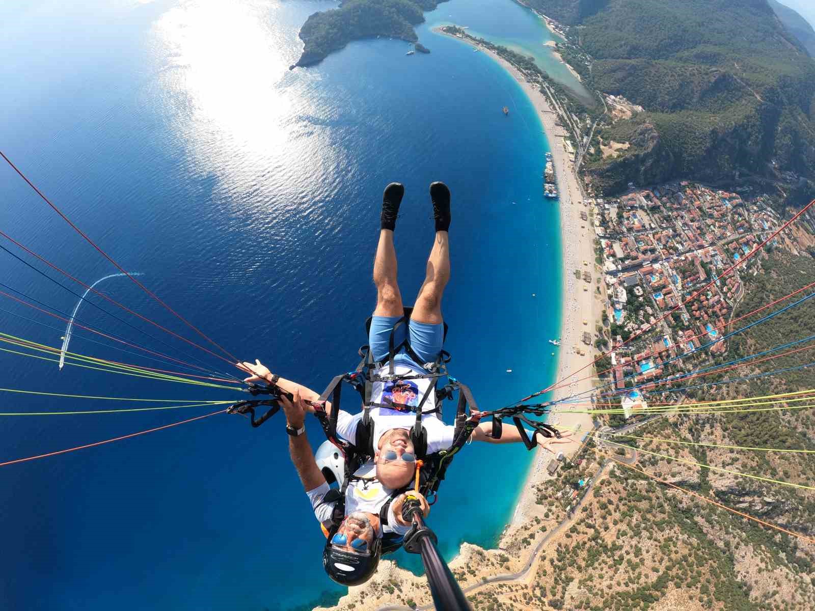 Dünyaca ünlü dalgıç Molchanov, Ölüdeniz’de yamaç paraşütü yaptı
