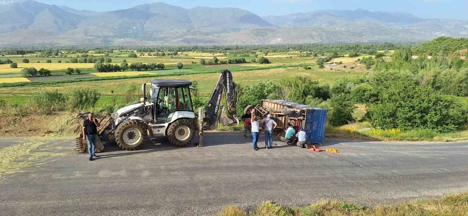 Traktöre takılı römork şarampole uçtu
