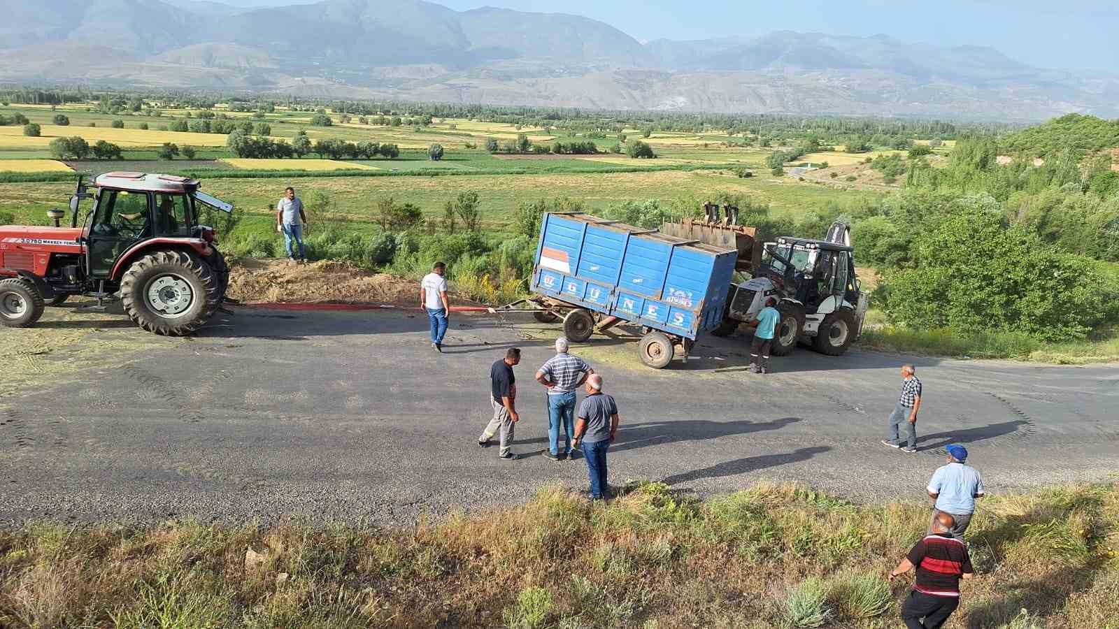 Traktöre takılı römork şarampole uçtu
