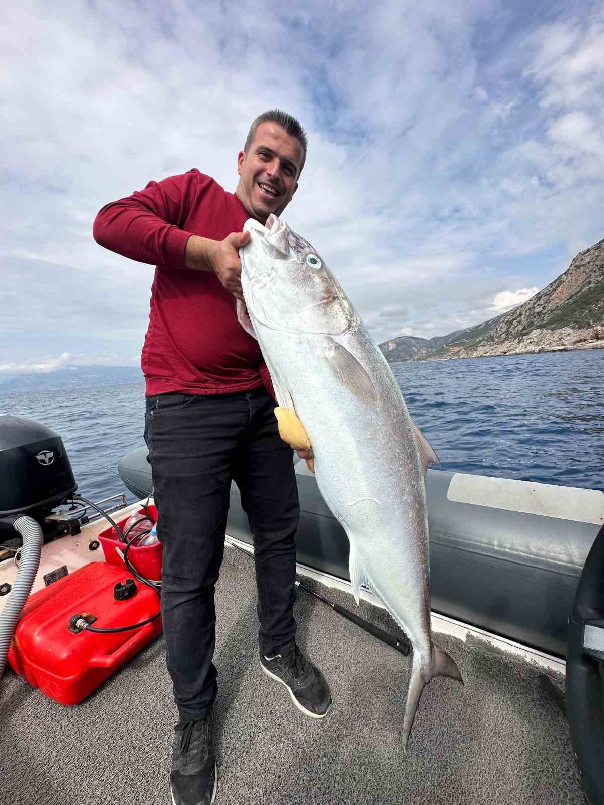 25 kilogramlık devasa akya balığını yarım saatte botuna çekebildi
