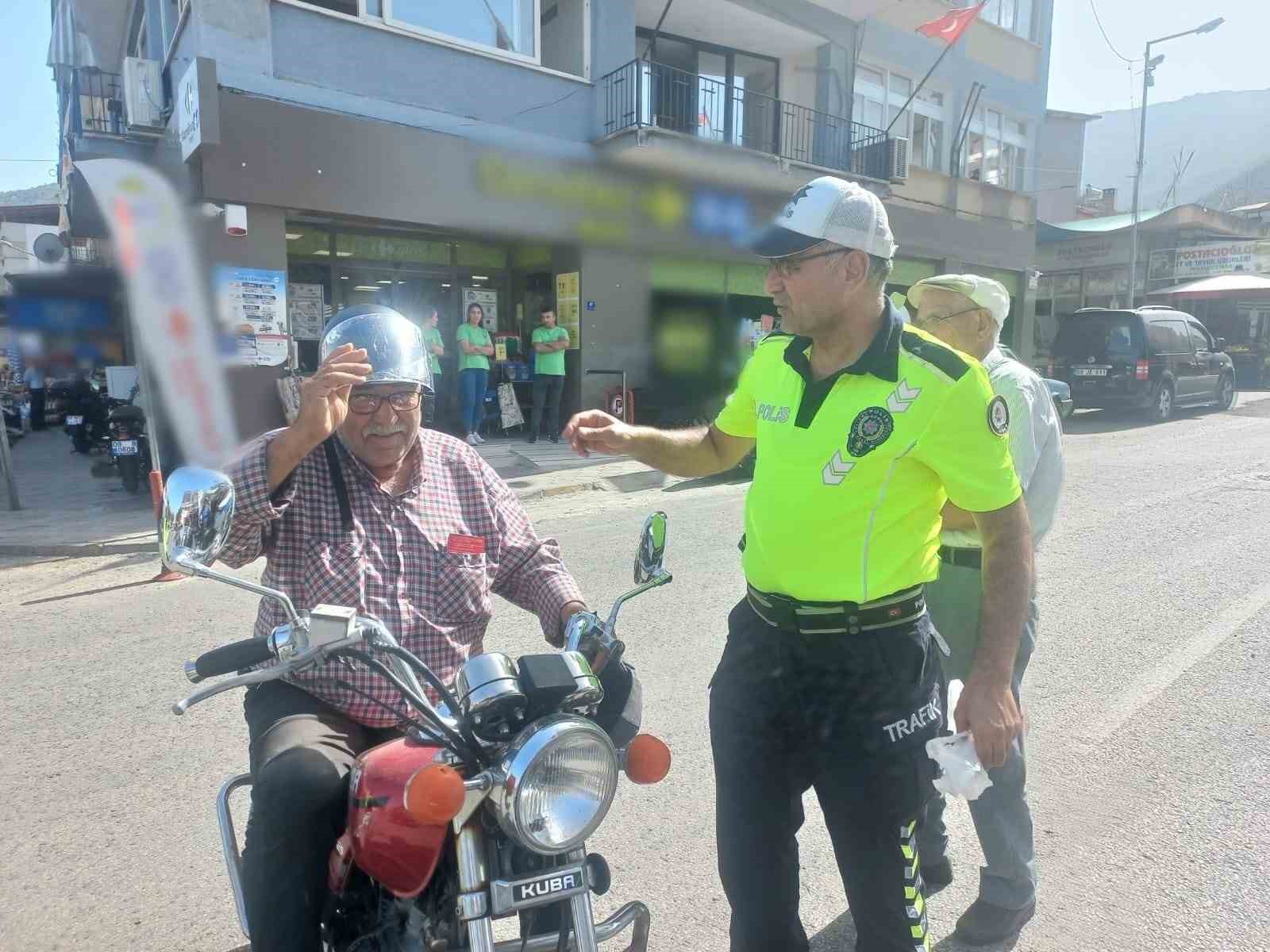 Bozdoğan’da motorculara kask dağıtıldı
