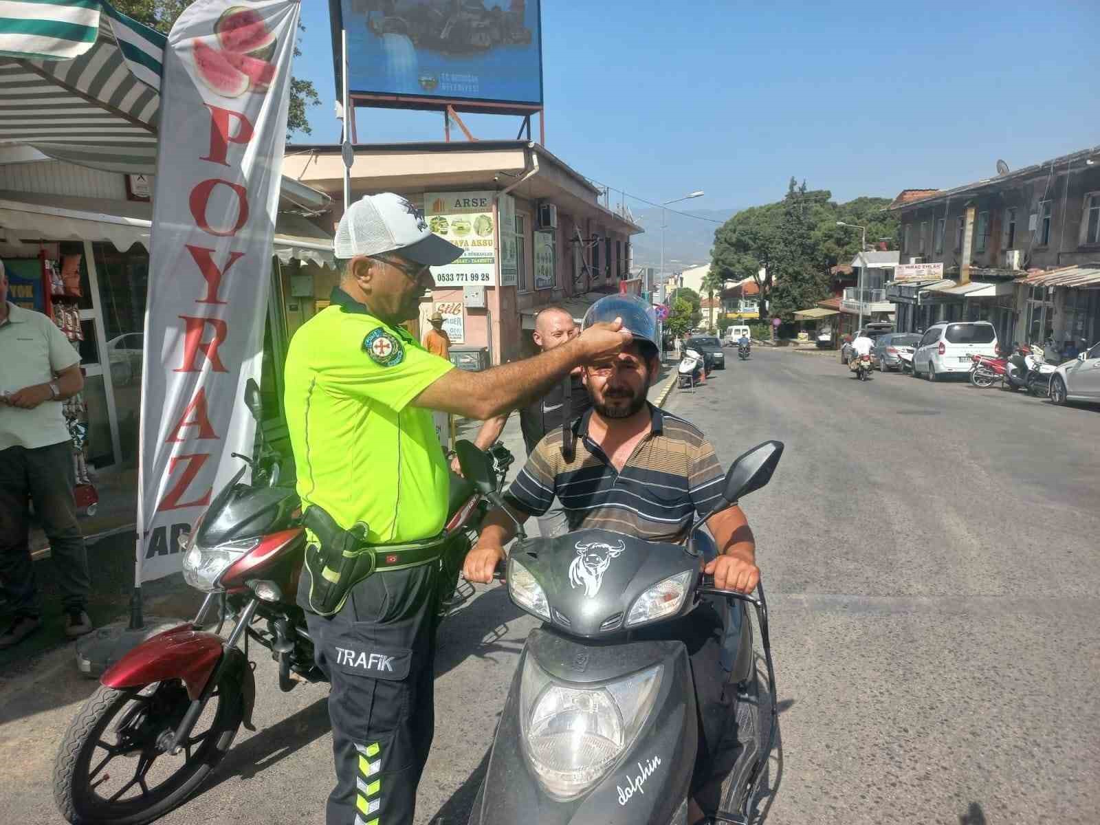 Bozdoğan’da motorculara kask dağıtıldı
