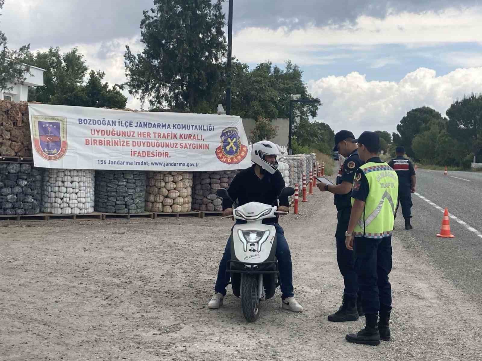 Bozdoğan’da motorculara kask dağıtıldı
