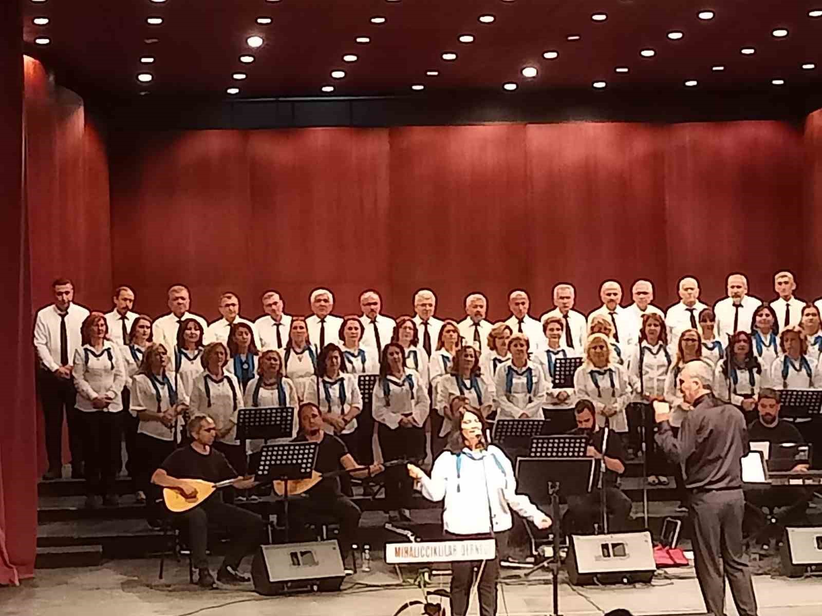 Eskişehir’de Türk halk müziği korosu konseri ve halk oyunları gösterisi
