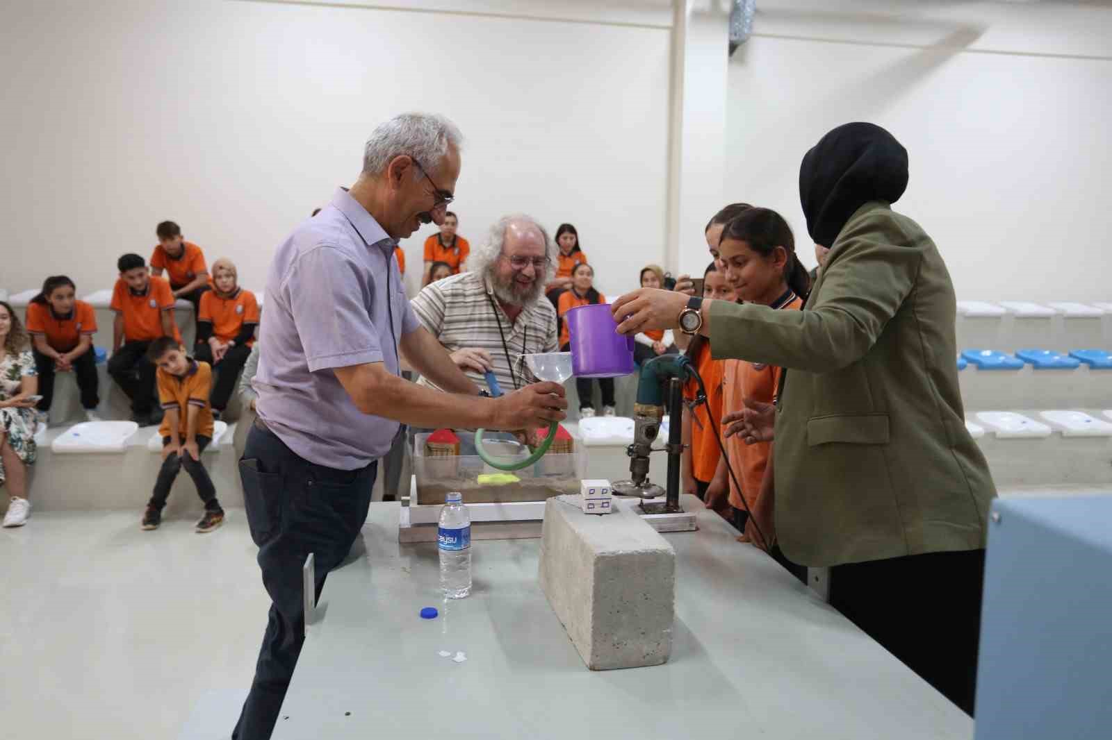 İlköğretim okulu öğrencilerine uygulamalı deprem eğitimi verildi
