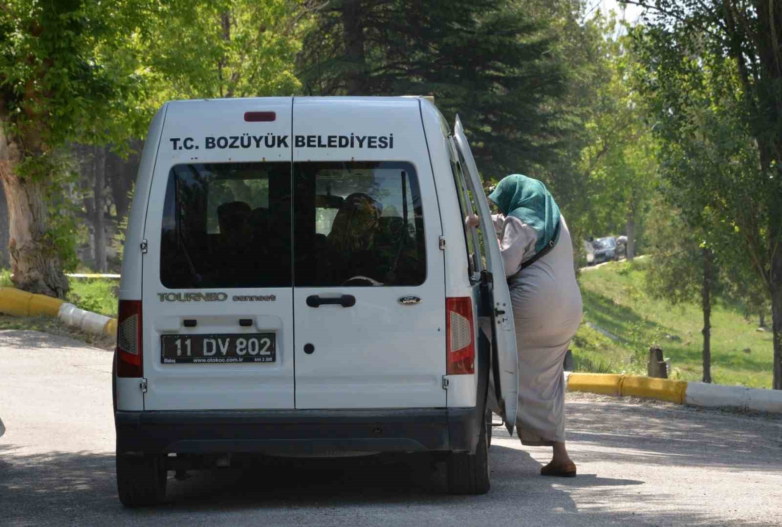 Bozüyük’te arefe günü ilçe mezarlığına belediyeden ücretsiz ulaşım
