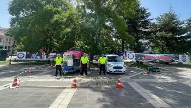 Polis ekipleri emniyet kemerinin önemi ve alkollü araç kullanmanın risklerini anlattı
