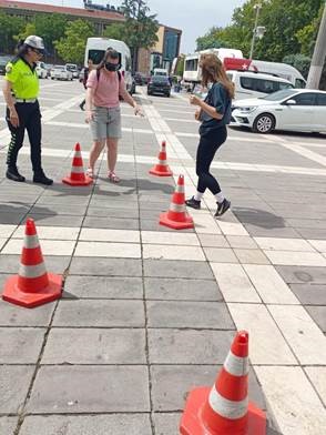 Polis ekipleri emniyet kemerinin önemi ve alkollü araç kullanmanın risklerini anlattı
