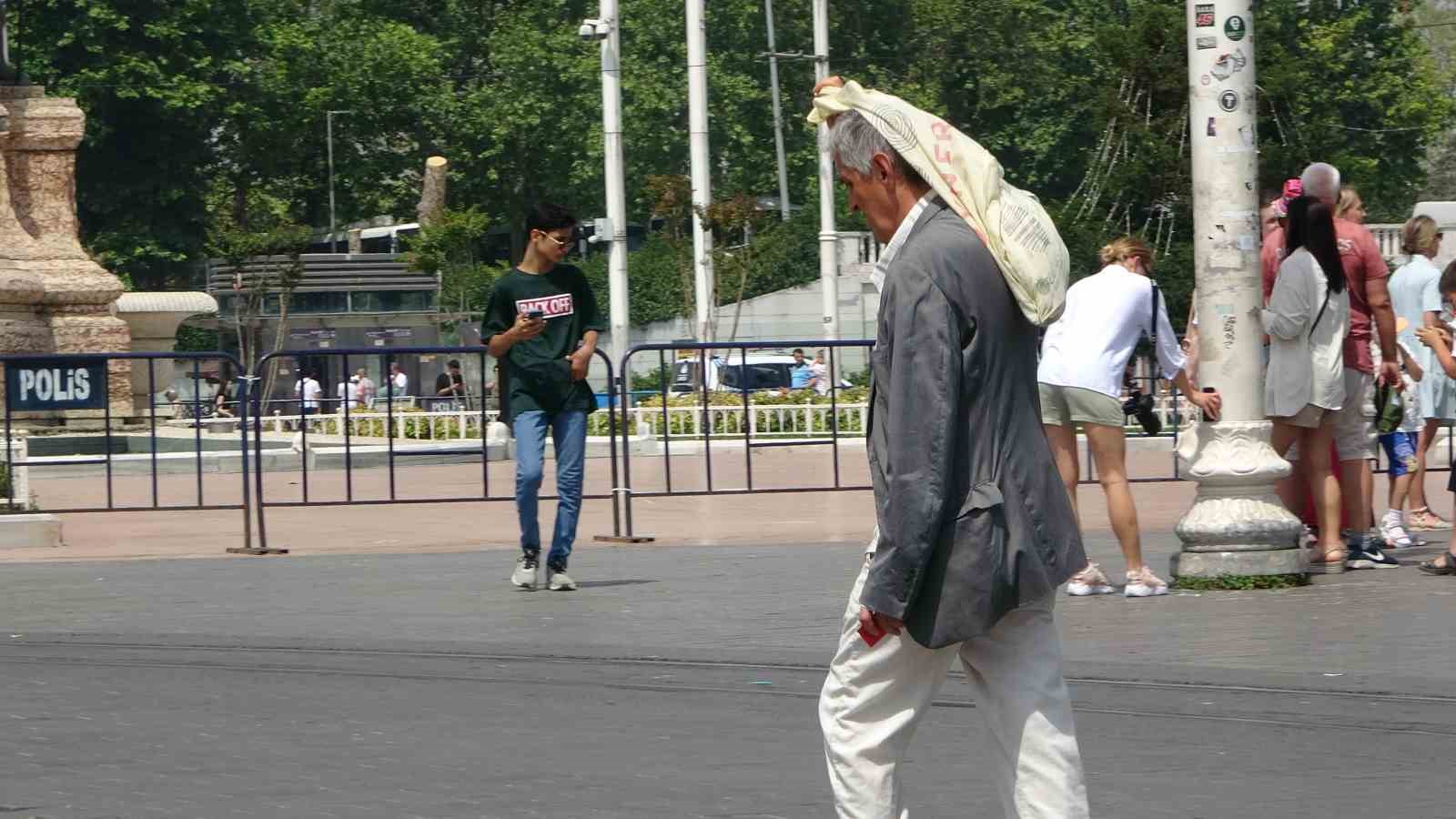 Taksim’de sıcaktan bunalan esnaf kafasına damacanayla su döktü
