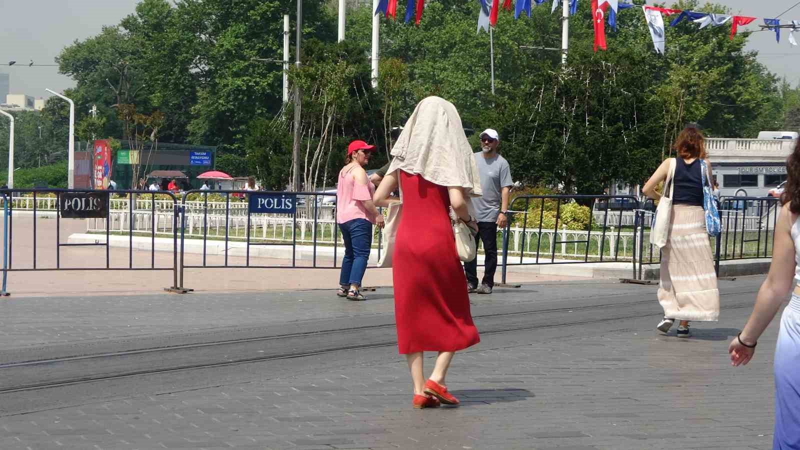 Taksim’de sıcaktan bunalan esnaf kafasına damacanayla su döktü
