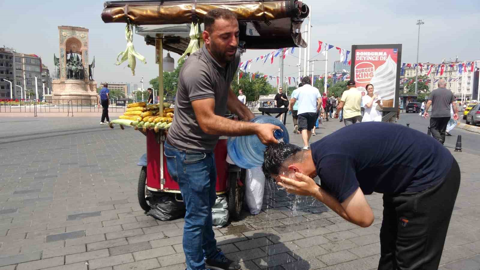 Taksim’de sıcaktan bunalan esnaf kafasına damacanayla su döktü
