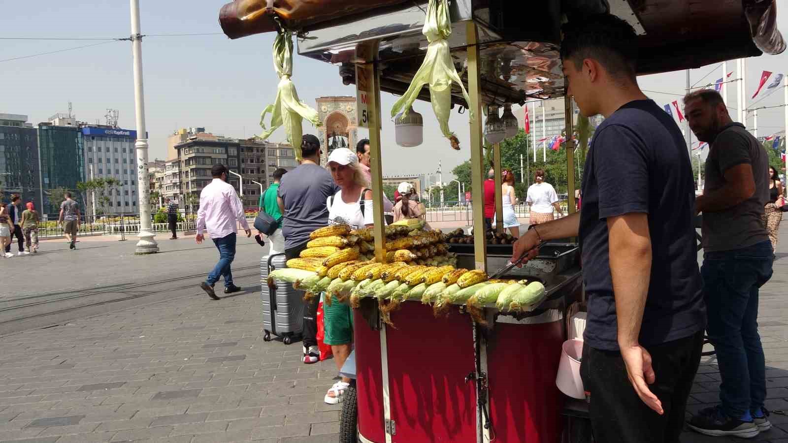 Taksim’de sıcaktan bunalan esnaf kafasına damacanayla su döktü
