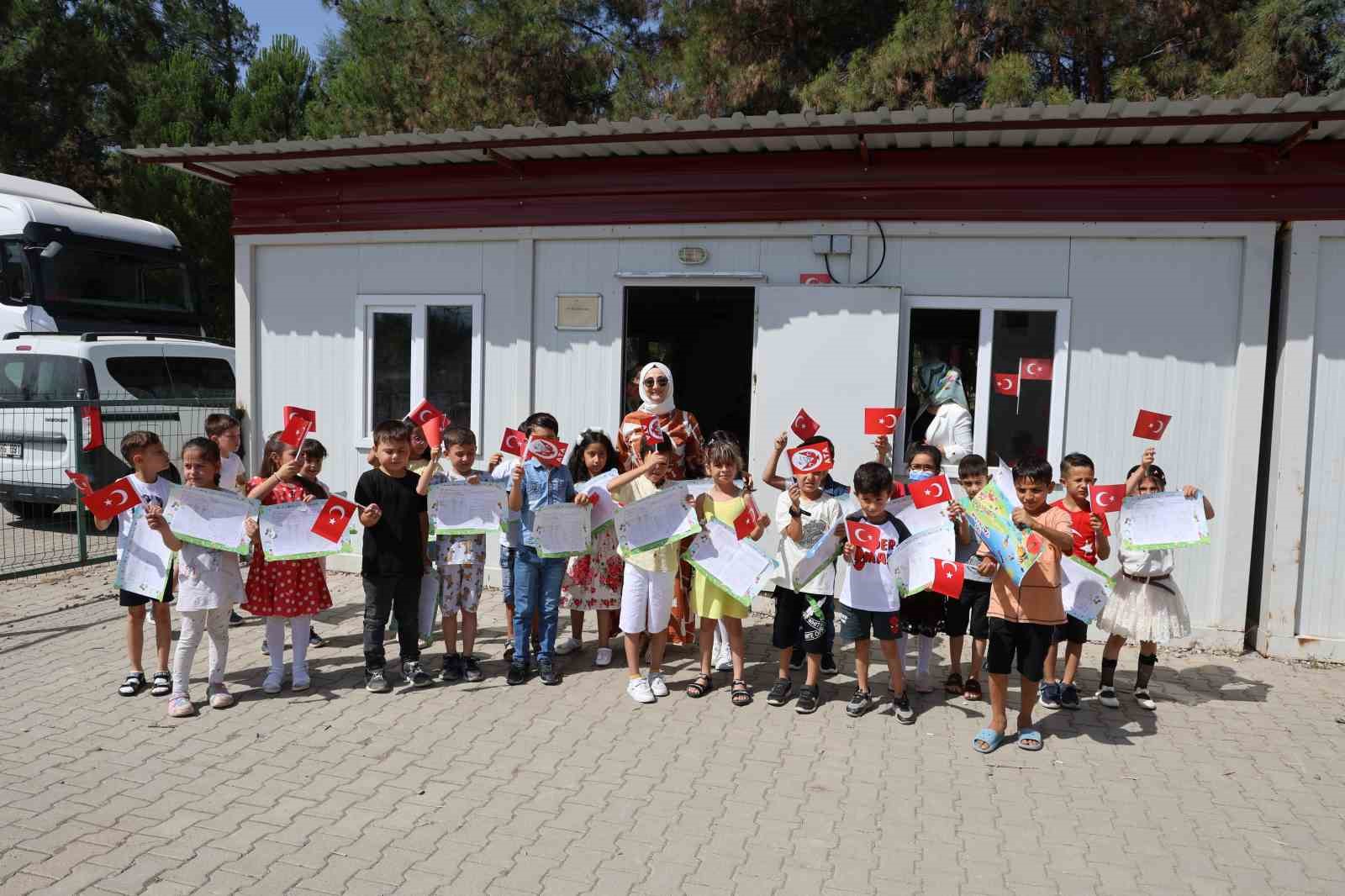 Depremzede çocukların karne heyecanı
