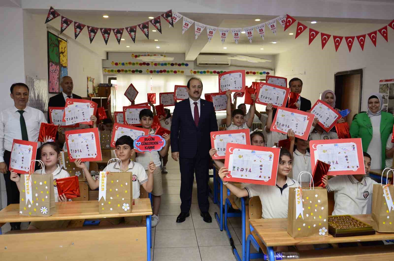 Mersin’de öğrenciler karne heyecanı yaşadı
