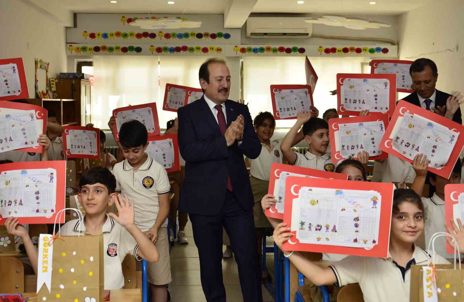 Mersin’de öğrenciler karne heyecanı yaşadı
