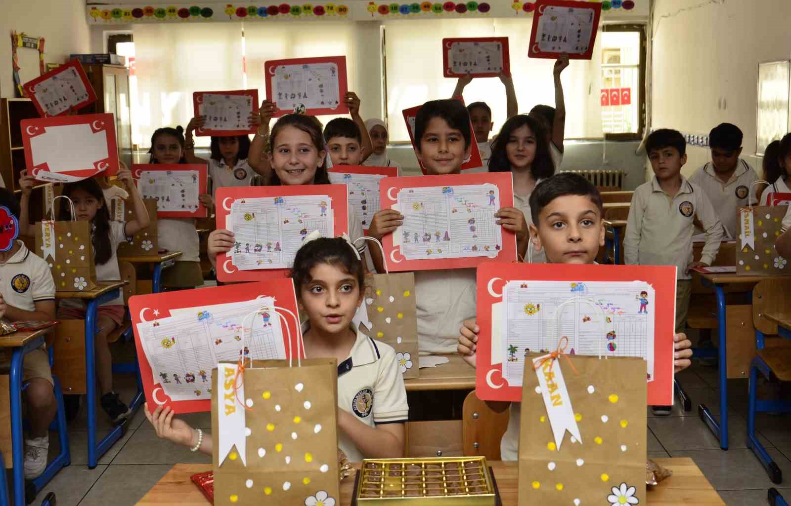 Mersin’de öğrenciler karne heyecanı yaşadı
