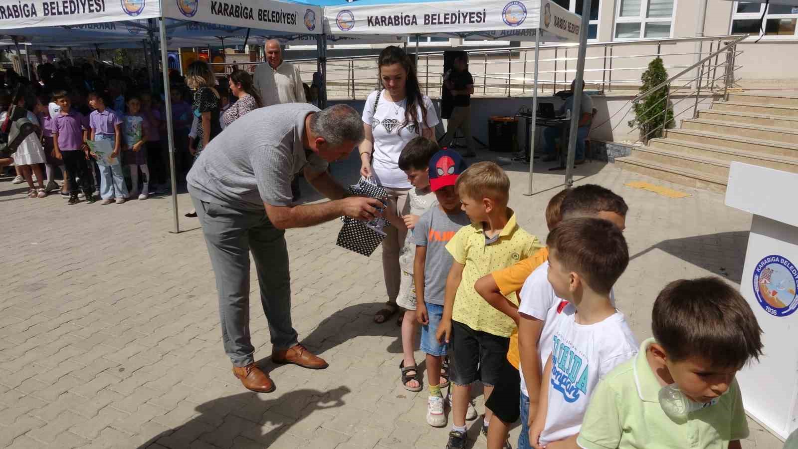 Başkan Elbi, öğrencilere akıllı saat sözünü tuttu
