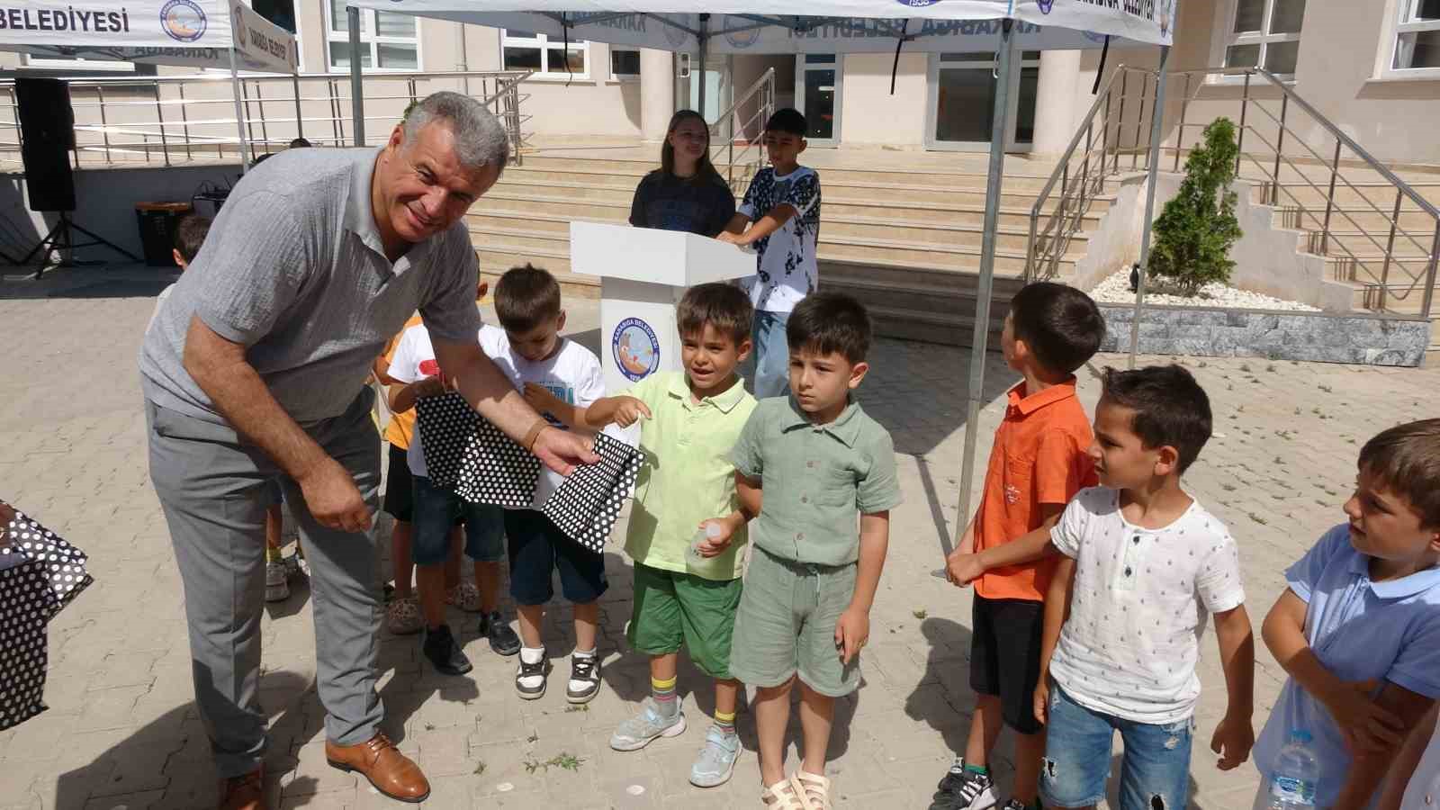 Başkan Elbi, öğrencilere akıllı saat sözünü tuttu
