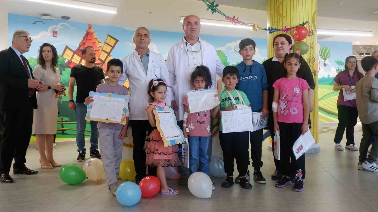 Hastane okulunda karne günü heyecanı
