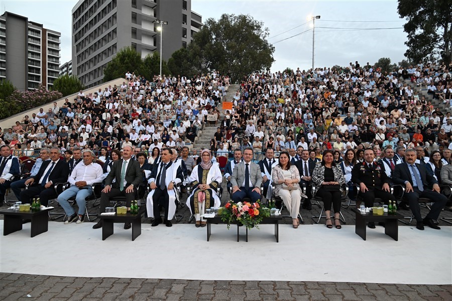 Manisa CBÜ Tıp Fakültesinde mezuniyet coşkusu
