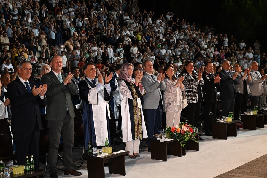 Manisa CBÜ Tıp Fakültesinde mezuniyet coşkusu
