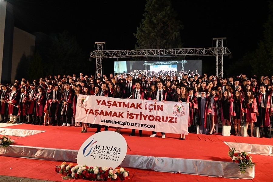 Manisa CBÜ Tıp Fakültesinde mezuniyet coşkusu
