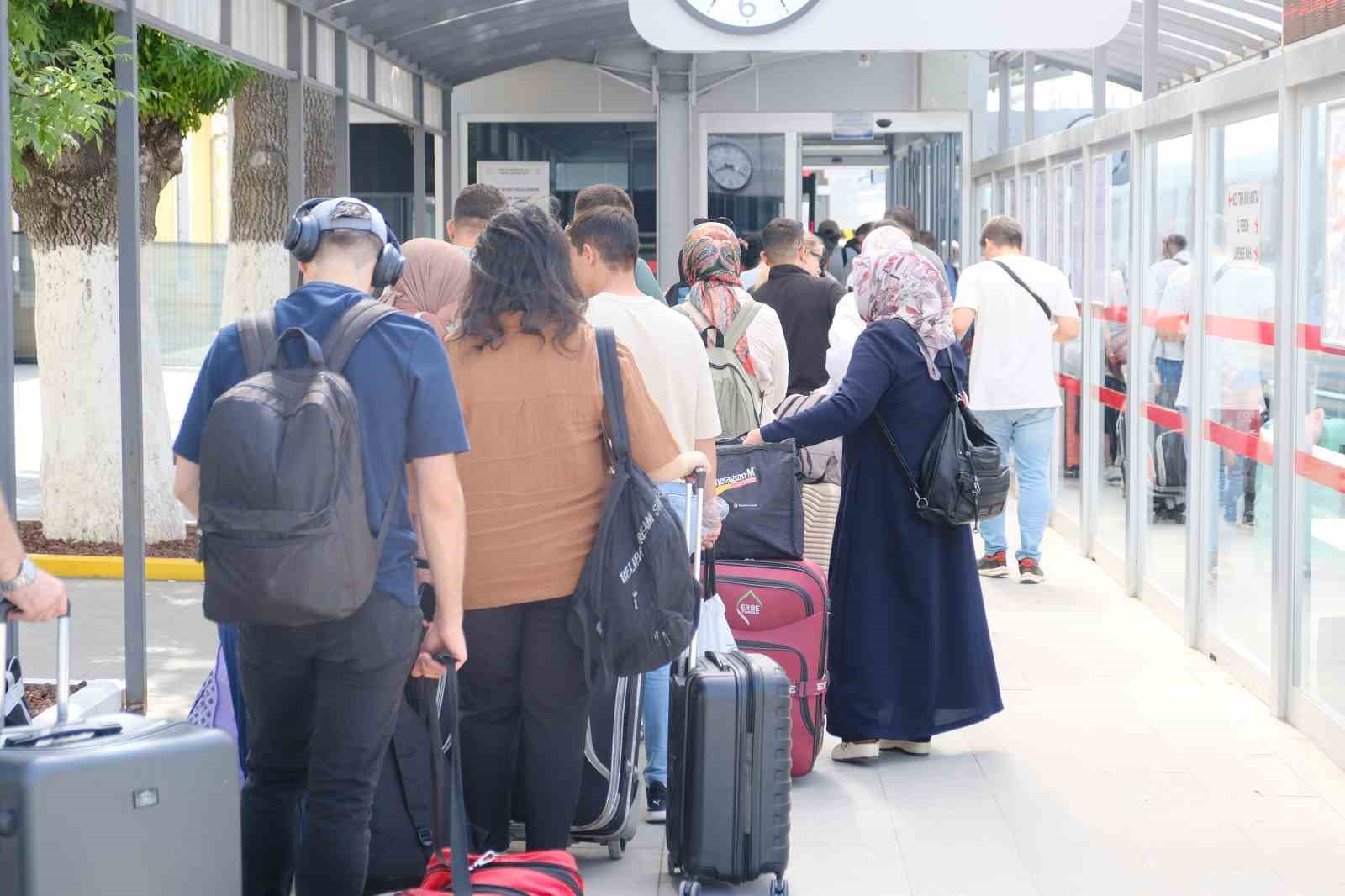 Karaman YHT garında bayram yoğunluğu yaşanıyor
