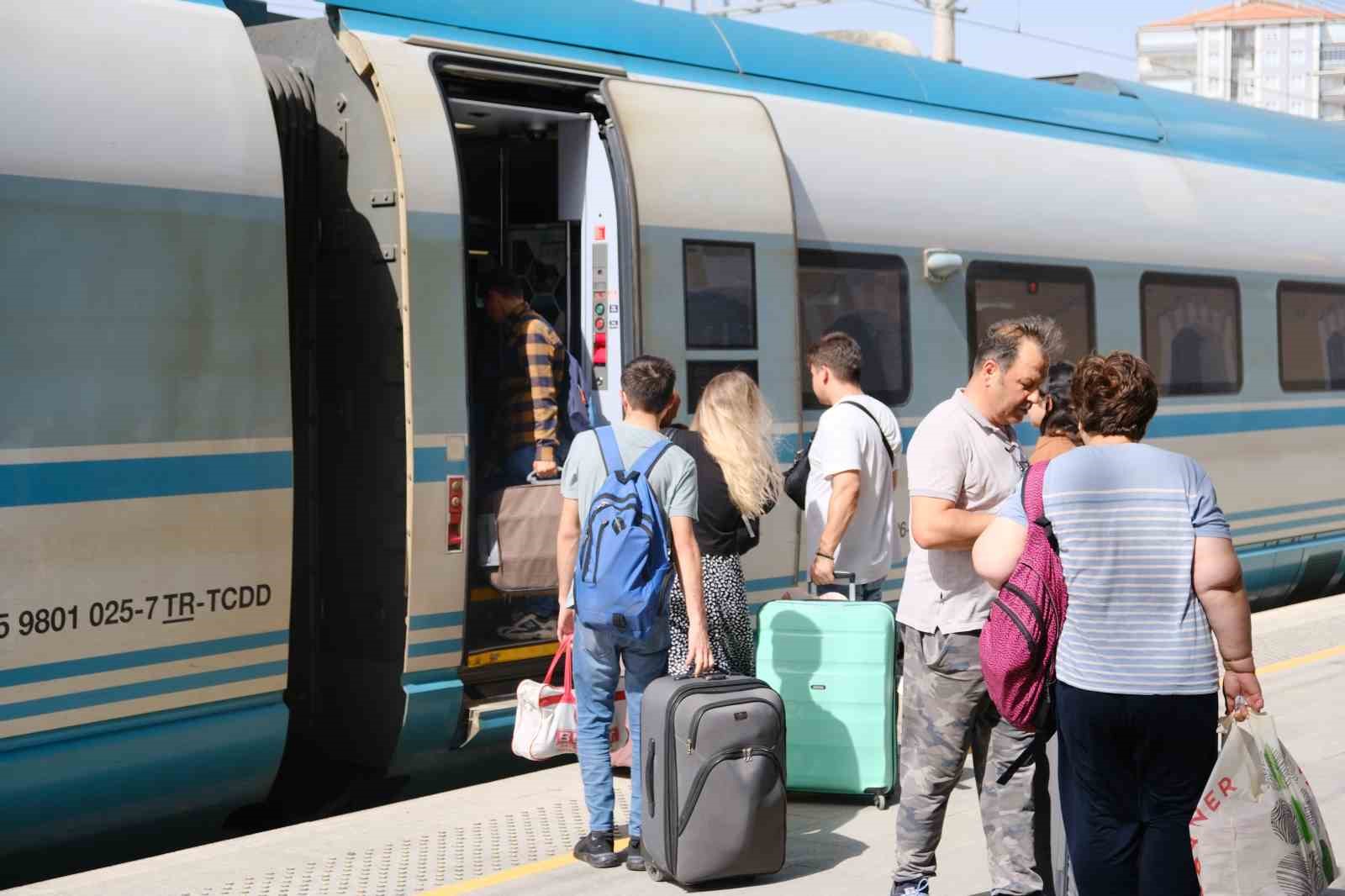 Karaman YHT garında bayram yoğunluğu yaşanıyor
