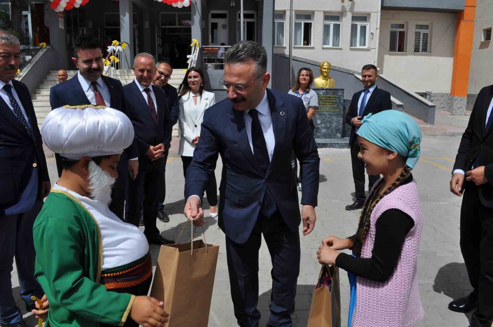 İlkokulu öğrencileri karnelerini Vali Aksoy’un elinden aldı
