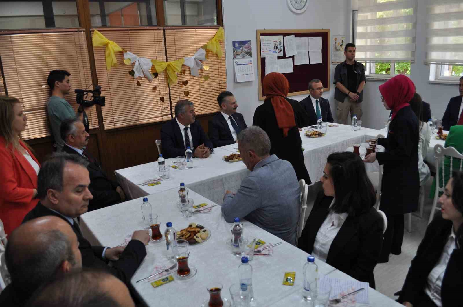 İlkokulu öğrencileri karnelerini Vali Aksoy’un elinden aldı
