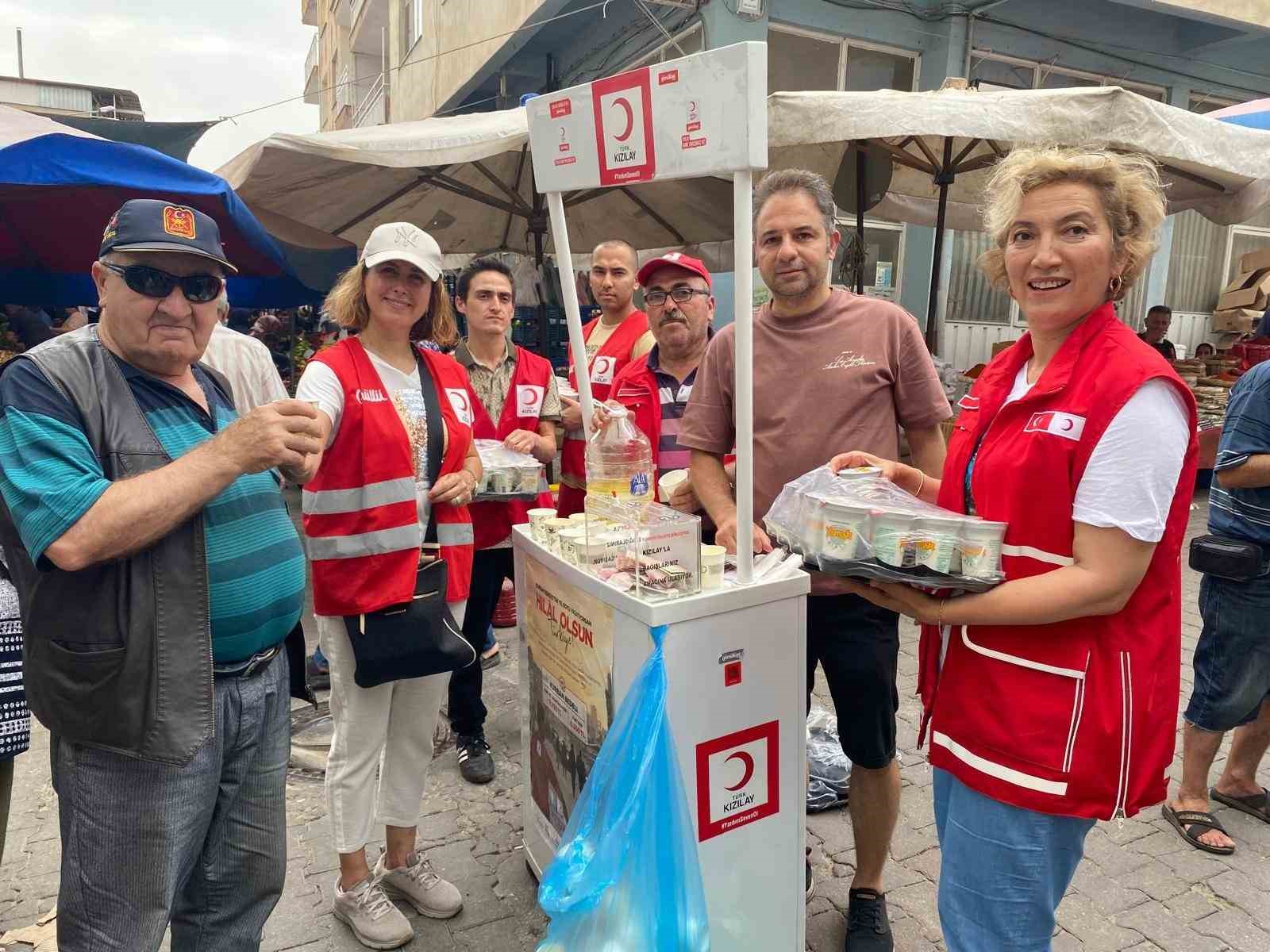 KIzılay’dan pazarcı esnafına limonata ayran ikramı
