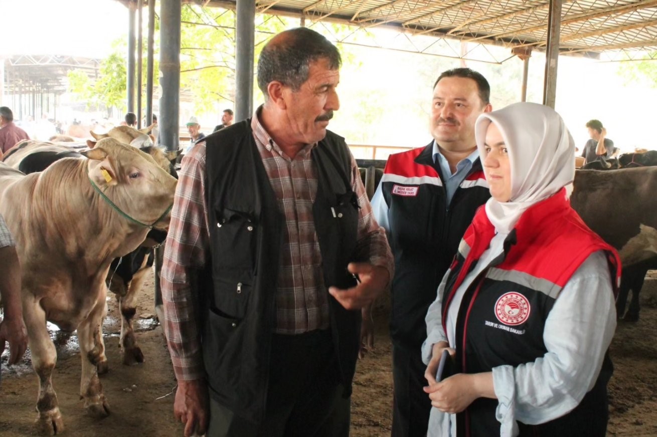 Kurban bayramı öncesi hayvan satış yerinde denetim yapıldı
