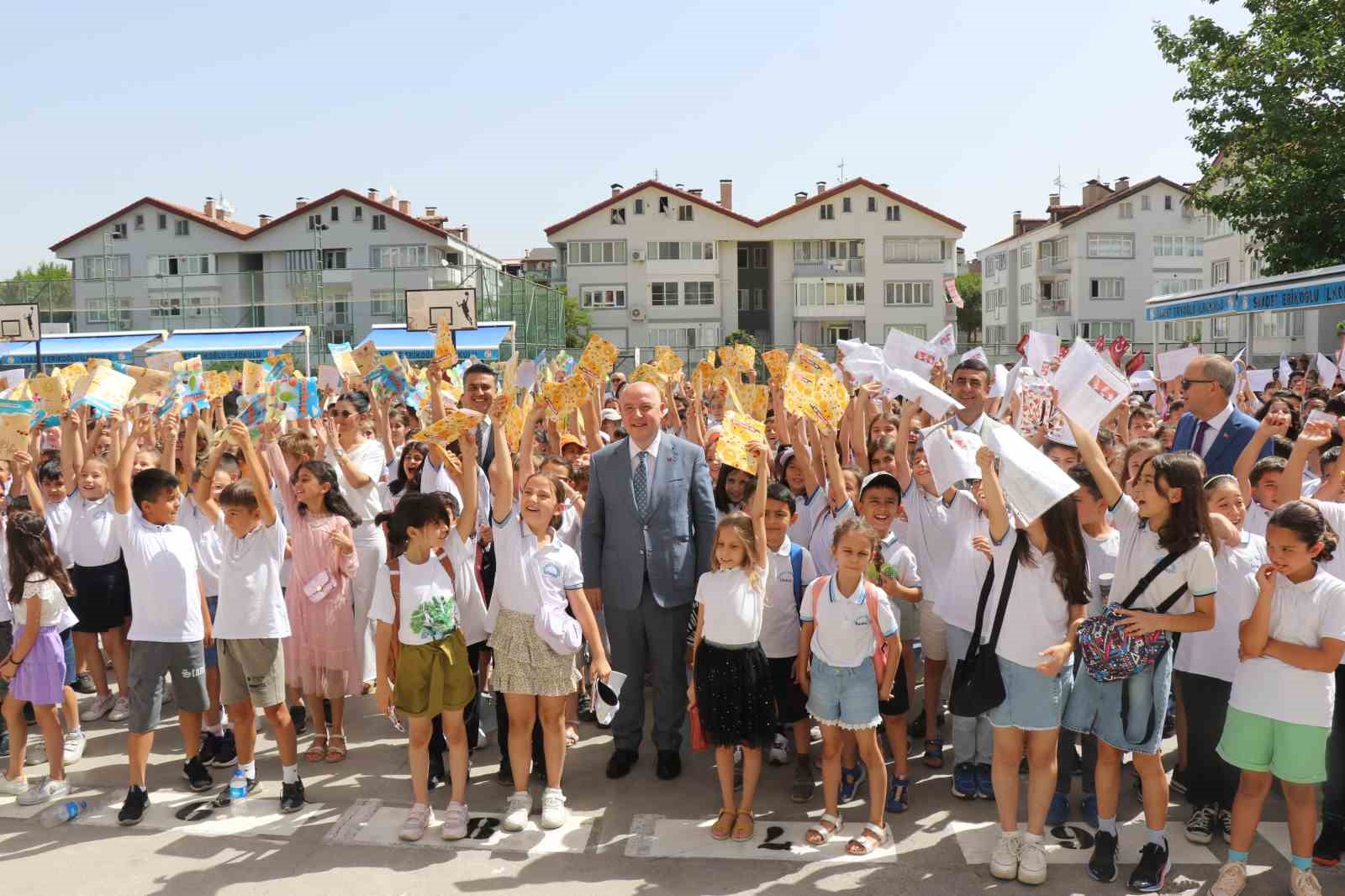 Vali Coşkun miniklerin karne heyecanına ortak oldu
