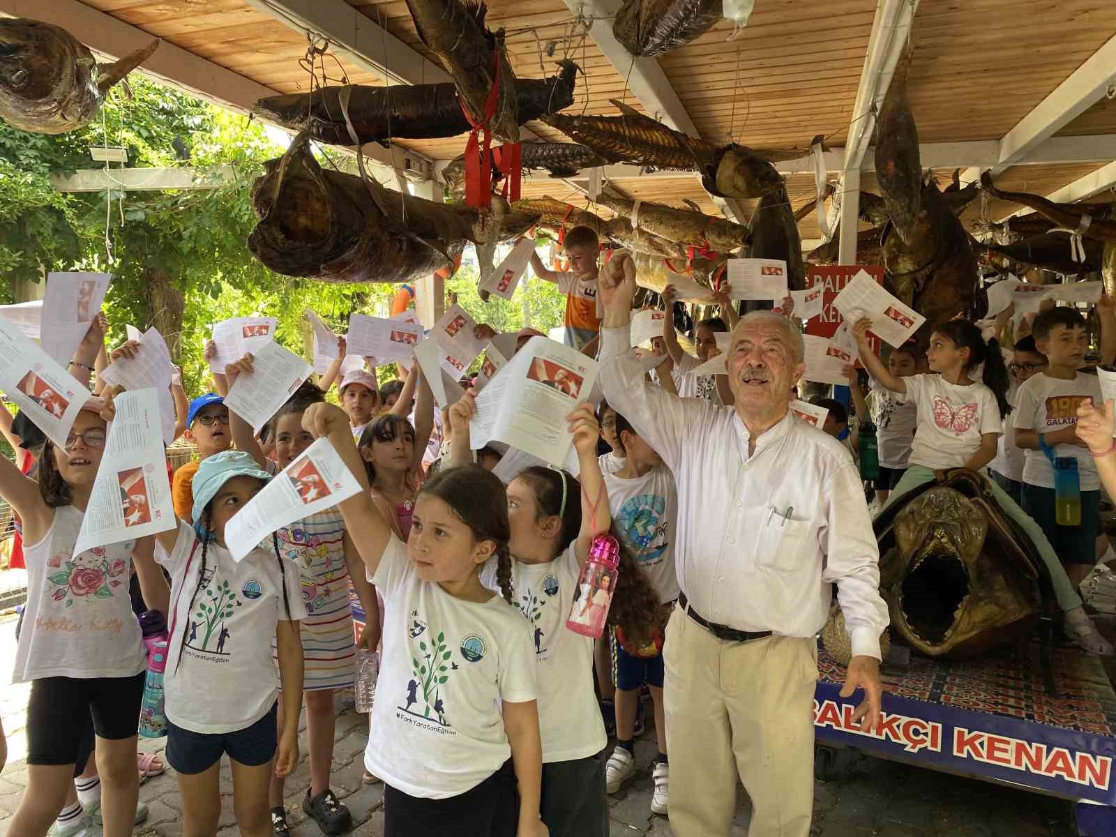 Türkiye Deniz Canlıları Müzesi’nde karnelerini alan öğrencilere ve babalara ücretsiz balık ekmek
