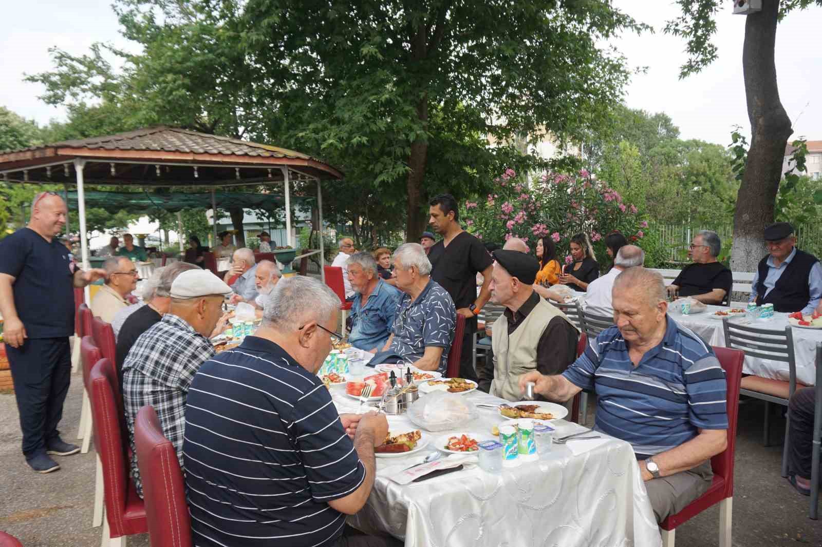 Huzurevi sakinlerine çifte kutlama
