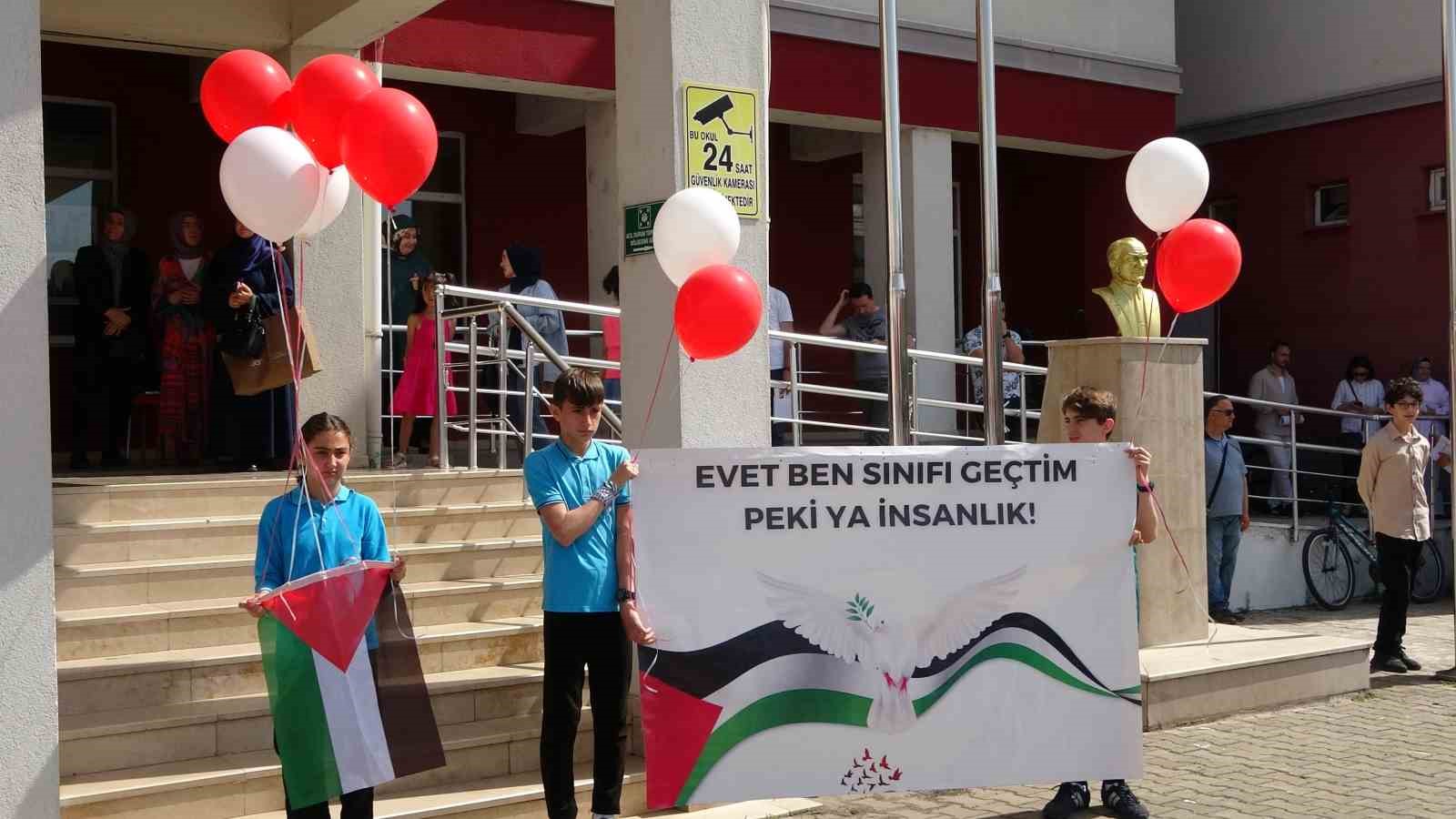 Karnelerini alan öğrenciler, Filistin’de ölen çocuklar için gökyüzüne balon bıraktı
