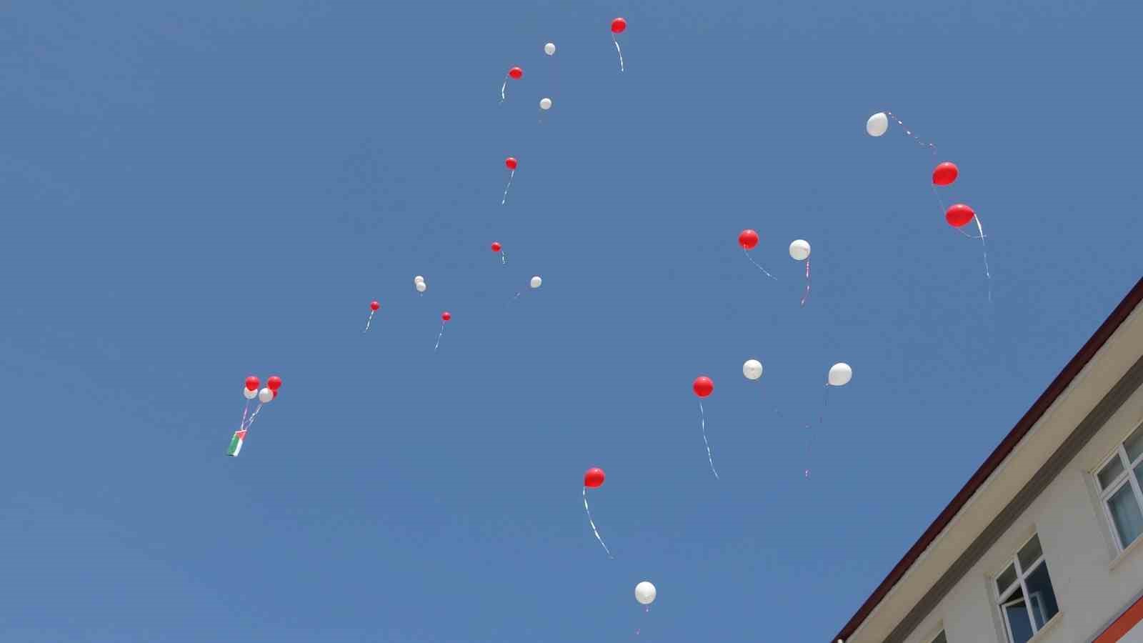 Karnelerini alan öğrenciler, Filistin’de ölen çocuklar için gökyüzüne balon bıraktı
