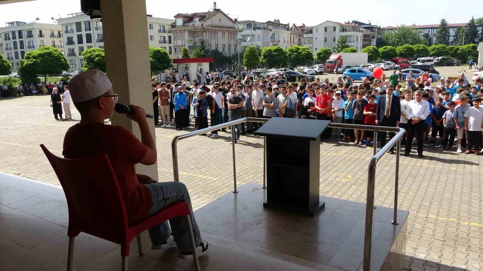 Karnelerini alan öğrenciler, Filistin’de ölen çocuklar için gökyüzüne balon bıraktı
