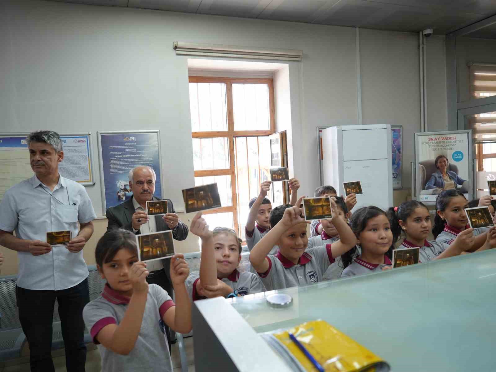 İlkokul öğrencileri, Kastamonu’nun kültür miraslarını anlatan kartpostalları Hatay ve Kırklareli’ndeki arkadaşlarına gönderdi
