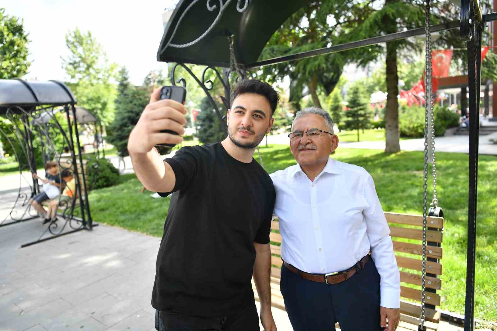 Başkan Büyükkılıç’ın gençlerle park keyfi
