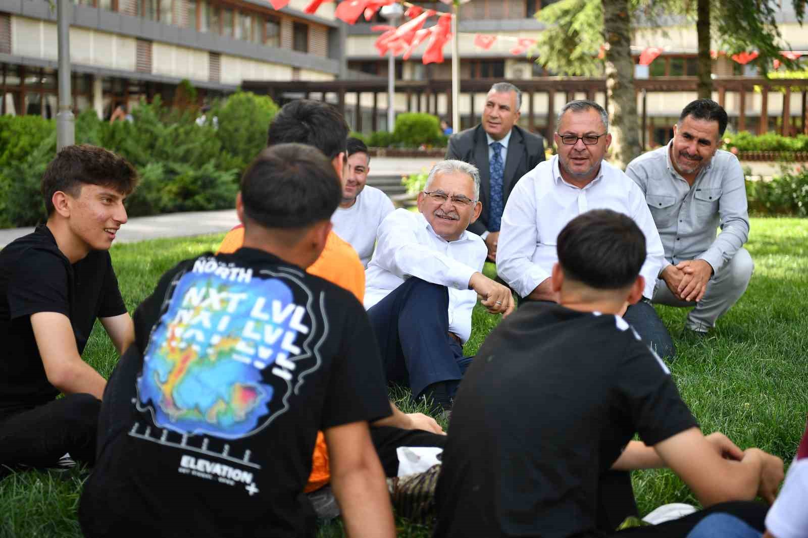 Başkan Büyükkılıç’ın gençlerle park keyfi
