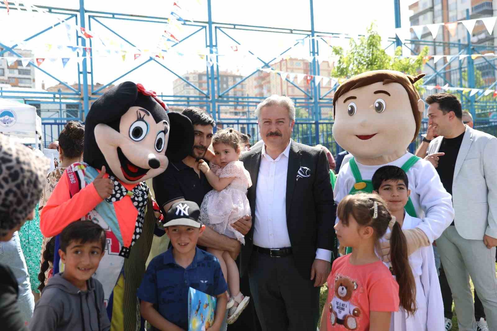 Melikgazi Belediyesi Karne Şenliği ile öğrencilerin yüzlerini güldürdü
