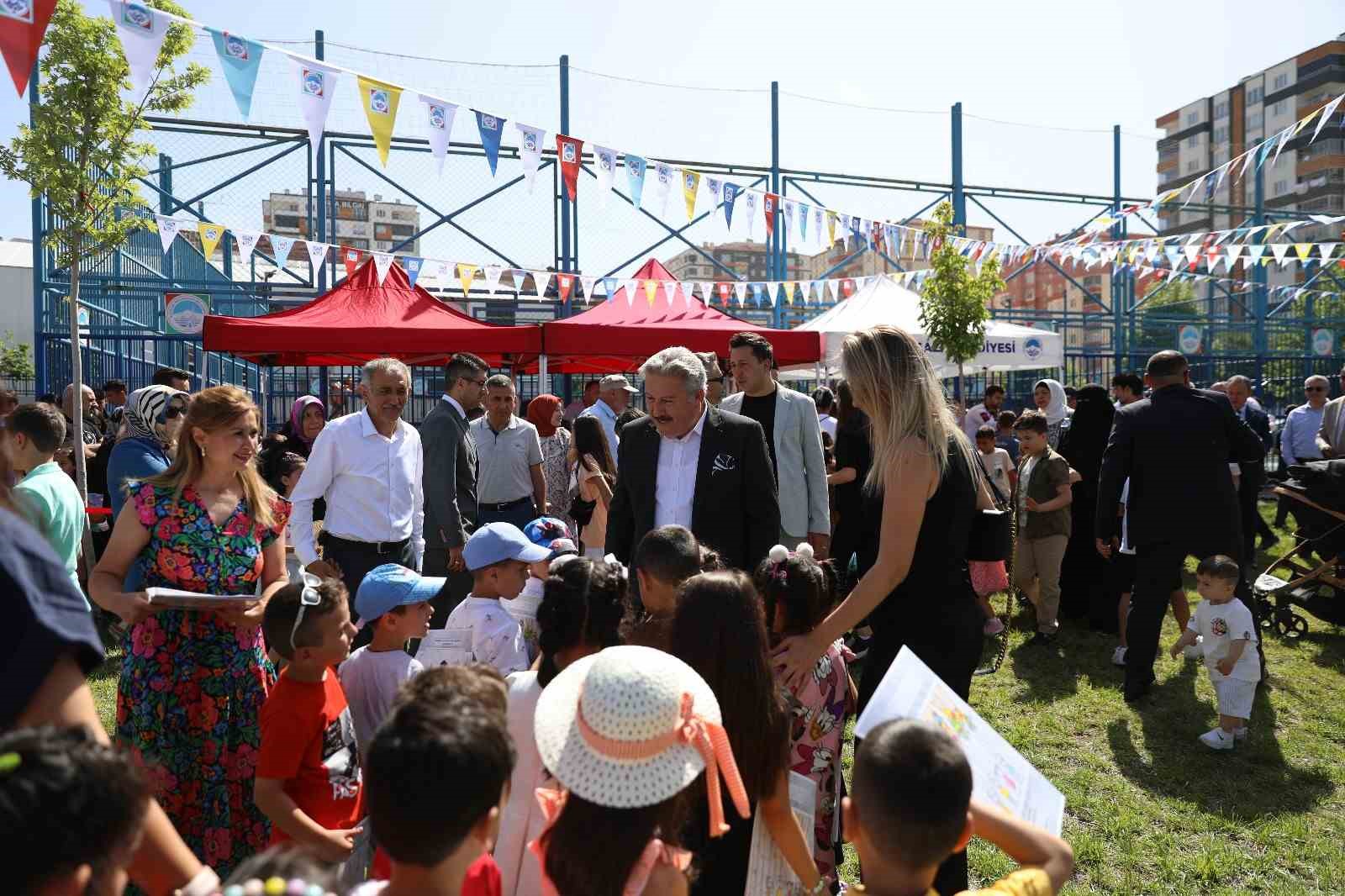 Melikgazi Belediyesi Karne Şenliği ile öğrencilerin yüzlerini güldürdü
