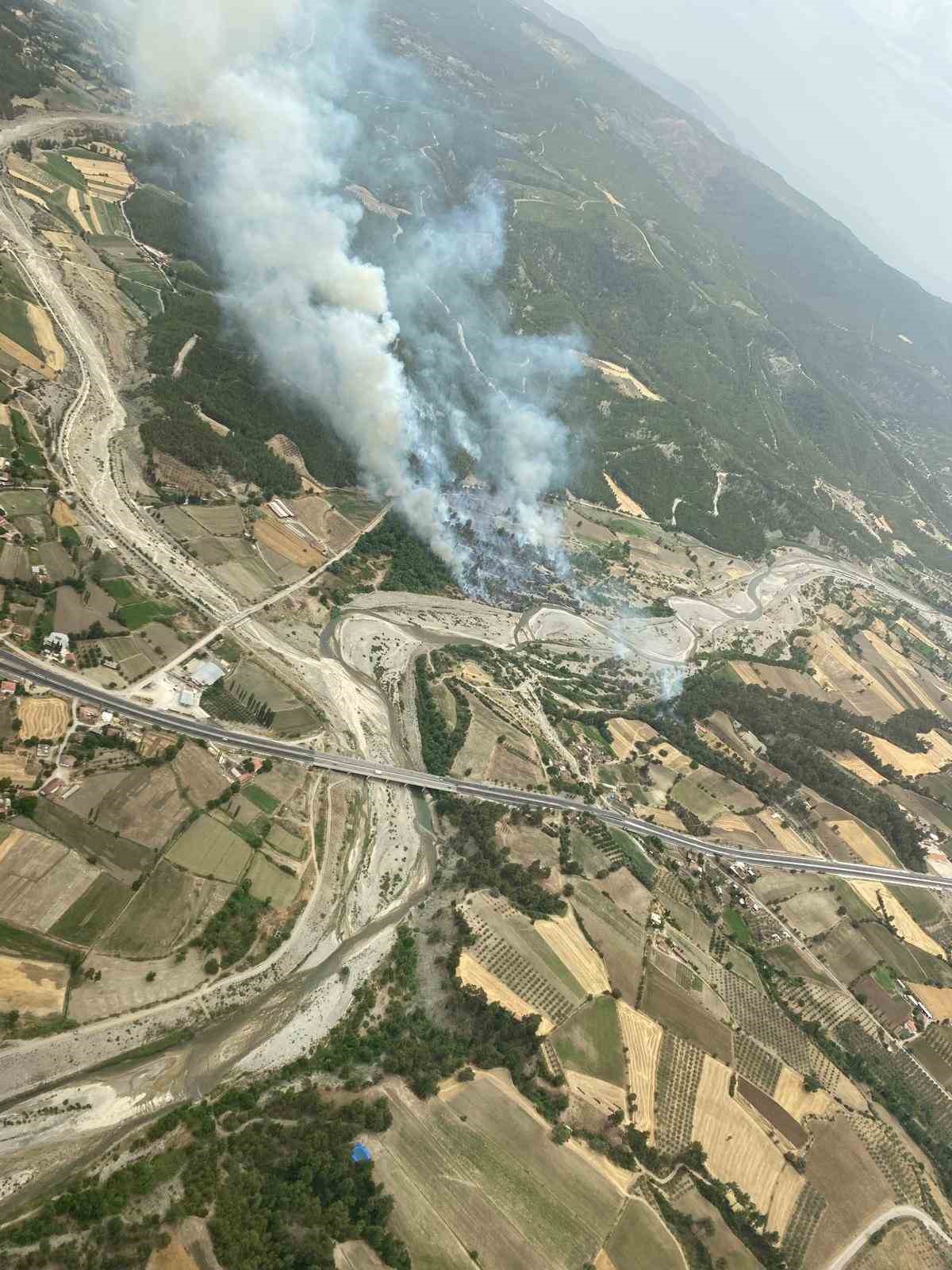 Muğla sınırında başlayan orman yangını Denizli’ye sıçradı
