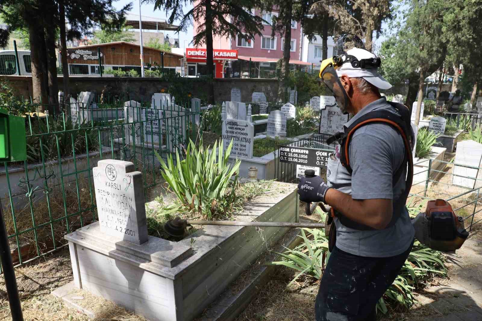 Bursa’da 17 ilçede mezarlıklar bayrama hazır
